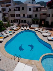 Bazén v ubytování Elmi Beach Hotel & Suites nebo v jeho okolí