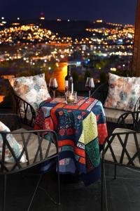een tafel met een fles wijn op het balkon bij Hotel Tiflisi Inn in Tbilisi City