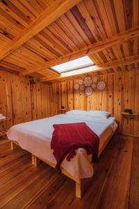 1 dormitorio con 1 cama en una habitación de madera en SAPANCA KURUÇEŞME TINY HOUSE, en Sapanca