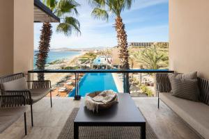 balcone con vista sulla piscina e sull'oceano di Casa Maat at JW Marriott Los Cabos Beach Resort & Spa a San José del Cabo