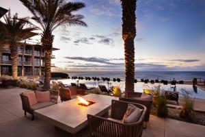 un patio del resort con focolare e palme di Casa Maat at JW Marriott Los Cabos Beach Resort & Spa a San José del Cabo