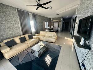 莎阿南Homestay Aiyu - Luxury Stay的配有两张沙发和一台平板电视的客厅