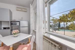 Kuchyňa alebo kuchynka v ubytovaní Pool And Garden Apartment Happy Sound - Happy Rentals