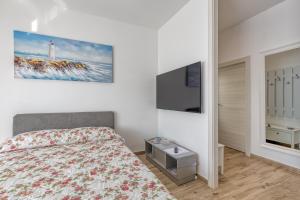 Televízia a/alebo spoločenská miestnosť v ubytovaní Pool And Garden Apartment Happy Sound - Happy Rentals + 13 fotografií