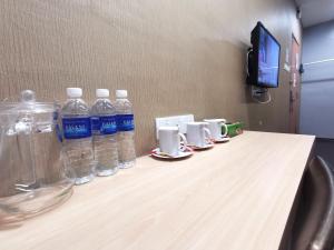 クライにあるZenz Hotelのテーブルに座った水の列 +37枚の写真
