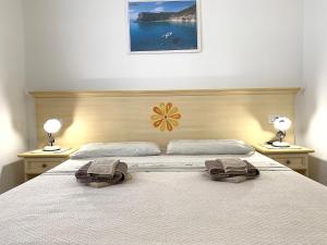 una camera da letto con un letto con due lampade sopra di Vistamare a Orosei