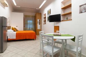 eine Küche und ein Esszimmer mit einem Bett und einem Tisch in der Unterkunft Casa Vacanza Nibbio 26 in Sperlonga
