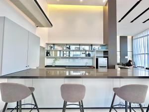 cocina con 2 taburetes y encimera en Twin Tower Residence Johor Bahru by Stayrene, en Johor Bahru