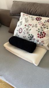 ein Bett mit einem Kissen und einem schwarzen Handtuch darauf in der Unterkunft Schönes Zimmer in zentraler Lage in Ulm