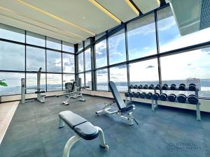 un gimnasio con sillas y ventanas en un edificio en Twin Tower Residence Johor Bahru by Stayrene, en Johor Bahru