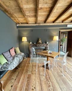 een woonkamer met een bank en een tafel bij Locanda Maison Verte in Cantalupa