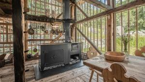 una sala de estar con chimenea en una casa de madera en Tannhäuser Mountain Chalet, en Predoi