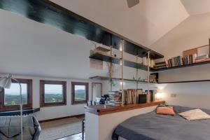 ein Schlafzimmer mit einem Bett und einem Schreibtisch sowie einige Fenster in der Unterkunft Bio - Vaglia in Vaglia