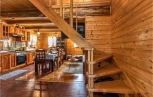 kuchnia i jadalnia z klatką schodową w obiekcie Gorgeous Home In Gospic With Sauna w mieście Gospić