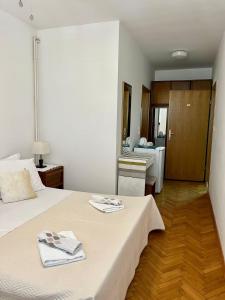 Postel nebo postele na pokoji v ubytování Room Gorana with swimming pool