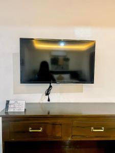 TV a/nebo společenská místnost v ubytování Island Wanderers Inn