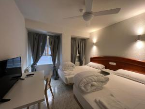 Posteľ alebo postele v izbe v ubytovaní Hostal la Embajada