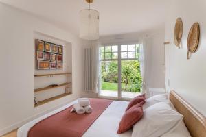 Postel nebo postele na pokoji v ubytování La Villa des Rochettes - Charmante maison avec piscine et jardin + 16 fotografií