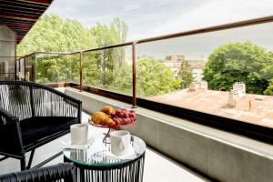 un tavolo con un cesto di frutta sul balcone di Vivando - Bright 1BR - Amazing Terrace + Parking a Bucarest