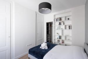Tempat tidur dalam kamar di Le Select sur Cour - Havre de paix pour 2 à Lyon