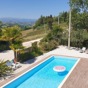 - une piscine avec une table et une pataugeoire dans l'établissement Casale di Maro, à Monte Giberto