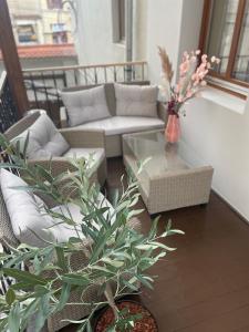 sala de estar con sofá y mesa en Rubin Apartments en Gheorgheni