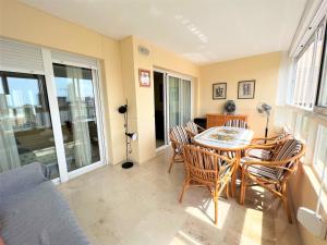 ein Wohnzimmer mit Tisch und Stühlen und einer Couch in der Unterkunft Gemelos 22-3-12 in Benidorm