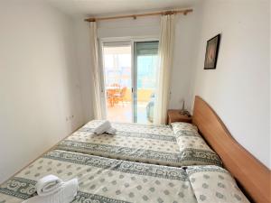 ein Schlafzimmer mit einem Bett und einem Fenster in der Unterkunft Gemelos 22-3-12 in Benidorm