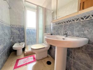 Ein Badezimmer in der Unterkunft Gemelos 22-3-12