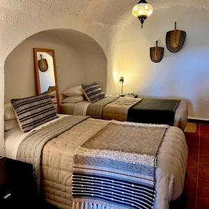 En eller flere senge i et værelse på LAS DUNAS Cave House Holidays