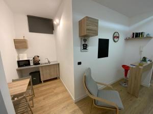 a living room with a table and chairs and a desk at B&B Gisa House in Pomigliano dʼArco