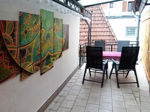 Habitación con sillas y pinturas en la pared. en Fürstenstube, en Hirschhorn