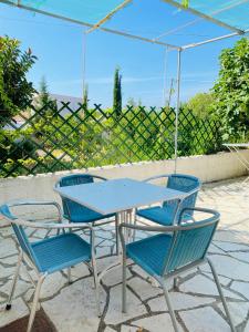 a table and chairs with an umbrella on a patio at Villa Privata a Cefalonia in Fársa