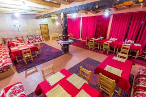 una vista aérea de un restaurante con mesas y sillas rojas en Palais Ksar Lamane en Aït Ben Haddou