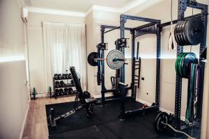 ein Zimmer mit einem Fitnessraum mit vielen Geräten in der Unterkunft Hotel Benaco in Desenzano del Garda