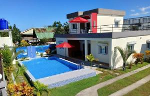 una vista aérea de una casa con piscina en Villa de vacances privative, en Toamasina