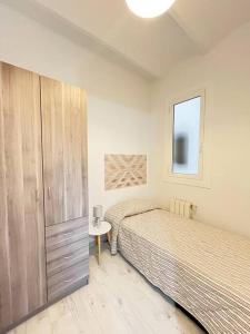 a bedroom with two beds and a small table at Apartamento muy luminoso frente a Parque Joan Miró in Barcelona