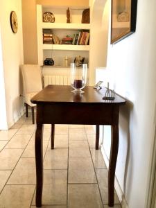 - une table en bois avec un verre dans la chambre dans l'établissement House Marante Rijeka Krk Crikvenica, à Hreljin