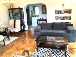 - un salon avec un canapé et une table dans l'établissement House Marante Rijeka Krk Crikvenica, à Hreljin