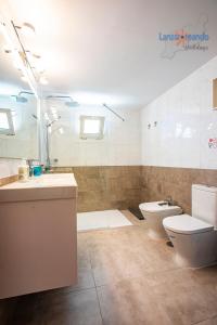 łazienka z toaletą i umywalką oraz toaletą w obiekcie Vivienda Vacacional Las Coronas 48 w Costa Teguise
