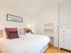 Katil atau katil-katil dalam bilik di Pass the Keys Trendy Flat in Sunninghill's Village Atmosphere