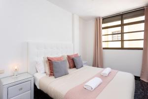 Posteľ alebo postele v izbe v ubytovaní Home2Book Percy Apartment El Médano Beach