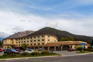 um grande edifício com uma montanha ao fundo em Travelodge by Wyndham Juneau em Mendenhaven