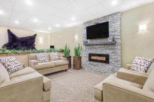 a waiting room with couches and a fireplace at Travelodge by Wyndham Juneau in Mendenhaven