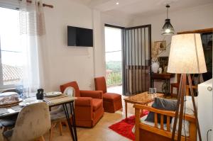 a living room with a table and a dining room at Lemar Home in Áno Kremmídhia