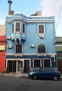niebieski budynek z samochodem zaparkowanym przed nim w obiekcie Casa Yacumenza w mieście Montevideo