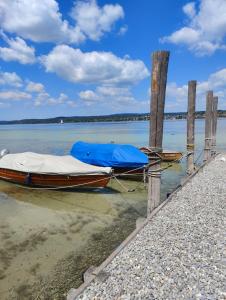 a boat sitting on the water next to a dock at FeWo Tanja in Lindau