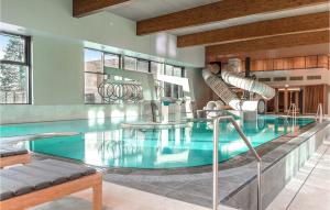 einem Pool mit Rutsche in einem Gebäude in der Unterkunft Amazing Home In Lembruch-dmmer See With 1 Bedrooms, Wifi And Indoor Swimming Pool in Lembruch