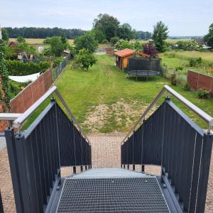 una vista aérea de una puerta abierta con un patio en Ferienwohnung Monteurwohnung, en Babenhausen