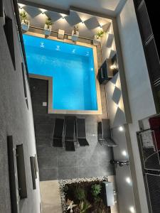 een uitzicht over een zwembad in een gebouw bij Apartments Imperium in Trogir